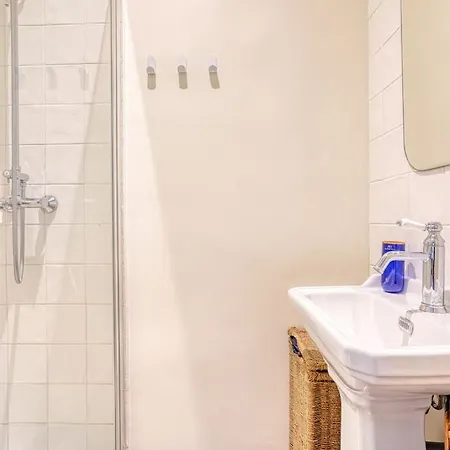 Charmant 2 Pieces Au Coeur De Faubourg-montmartre - 182c